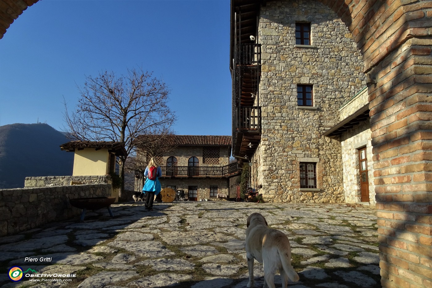 32 All'agriturismo Belvedi ci accoglie il cagnolone Ragu.JPG